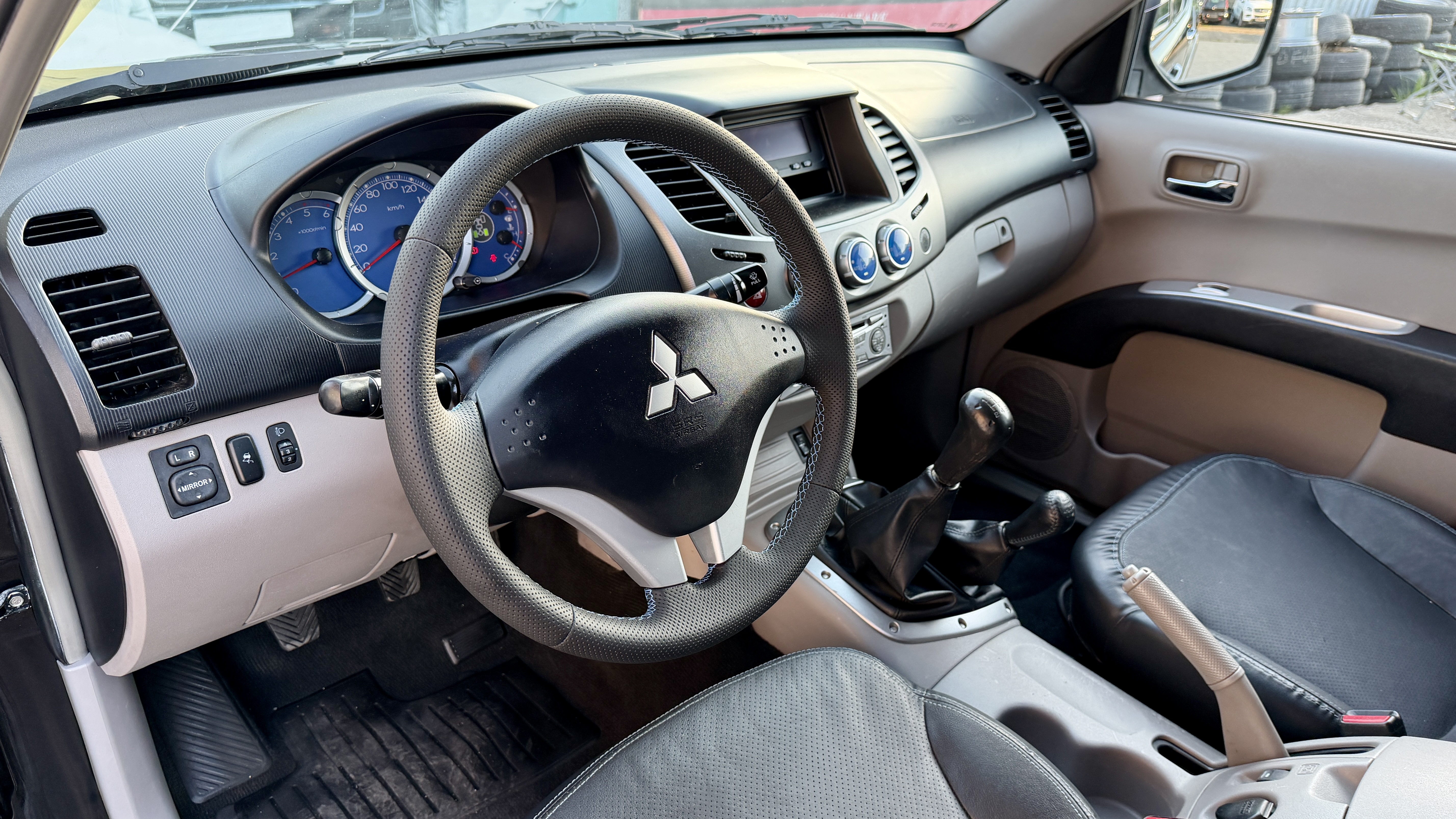 Mitsubishi L200 Black-Edition An 2010 Motor 2.5 DI-D 136 CP 4X4